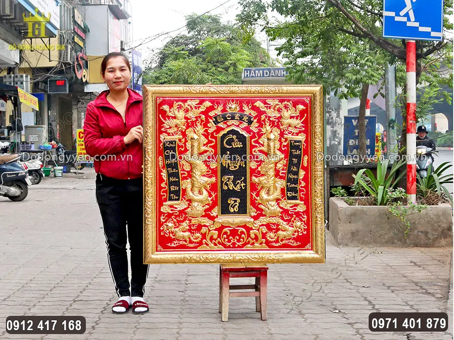 Vật phẩm được treo tại kh&ocirc;ng gian thờ c&uacute;ng uy nghi&ecirc;m